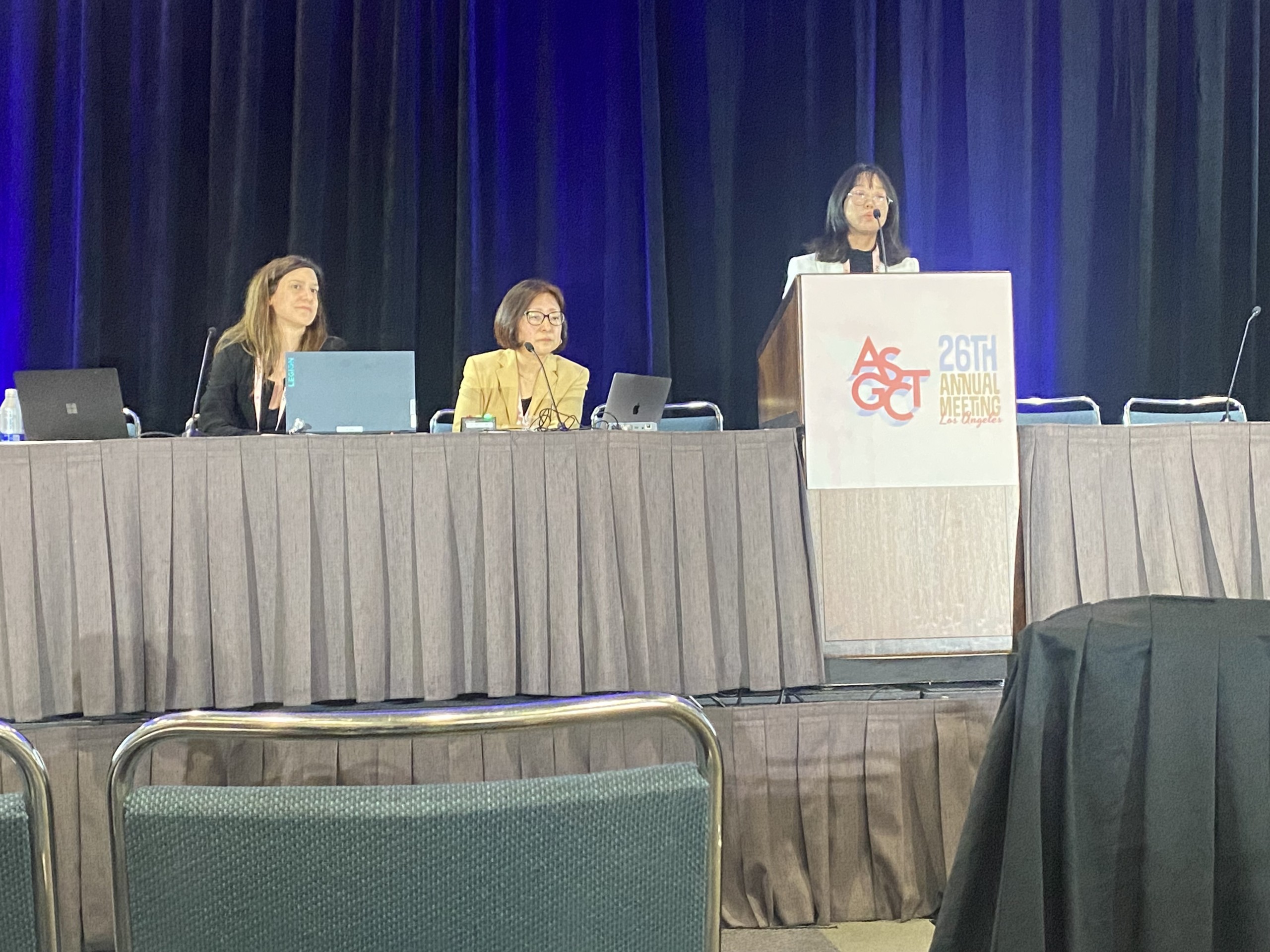 Lizzie on the podium giving a talk on her research at the 2023 ASGCT Meeting in Los Angeles